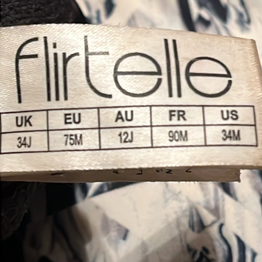 Flirtelle Black Bra
SIZE:
US: 34M
UK: 34J
EU: 75M
AU: 12J
FR: 90M - Picture 12 of 12